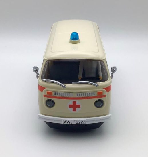 Carrera 32033 VW Bus T2b Ambulance Red Cross Digital 132 Lights Sound 1/32