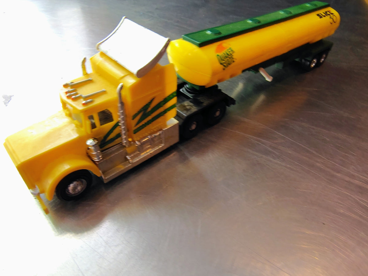 Maisto yellow Quaker State Slick 50 tanker truck top front