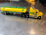 Maisto Road and Track Quaker State Slick 50 yellow tanker diecast toy semi truck