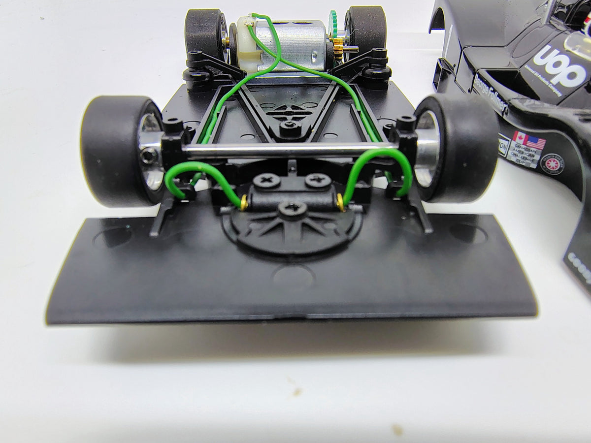 MR Slotcar MR1033 Shadow DN4 front chassis and unique low-profile circular-track guide close-up