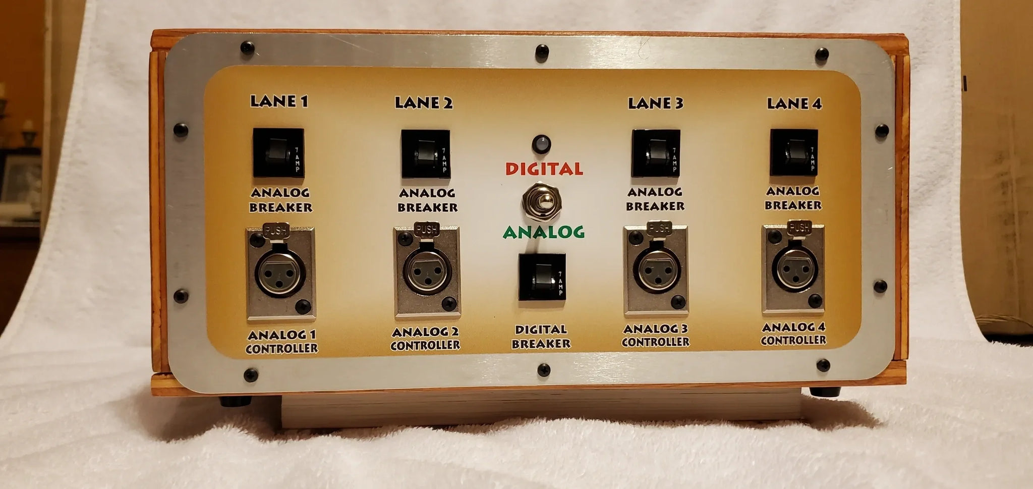 Omni Slot Box 4 - four lane true analog to Carrera digital switch.